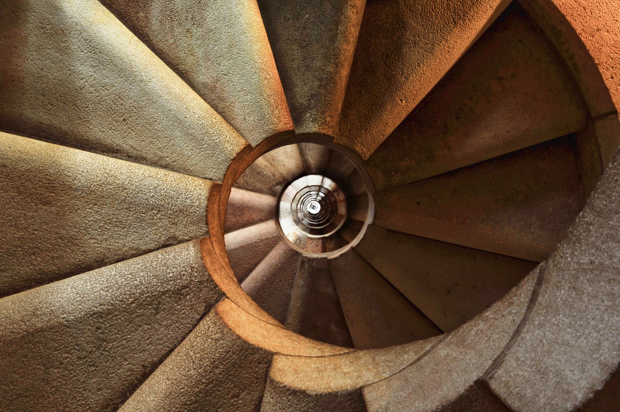 Eine spiralförmige Treppe steht Sinnbildlich für die Hinwendung zur Göttlichen Ordnung - ein online-Seminar von Andrea InEssenz
